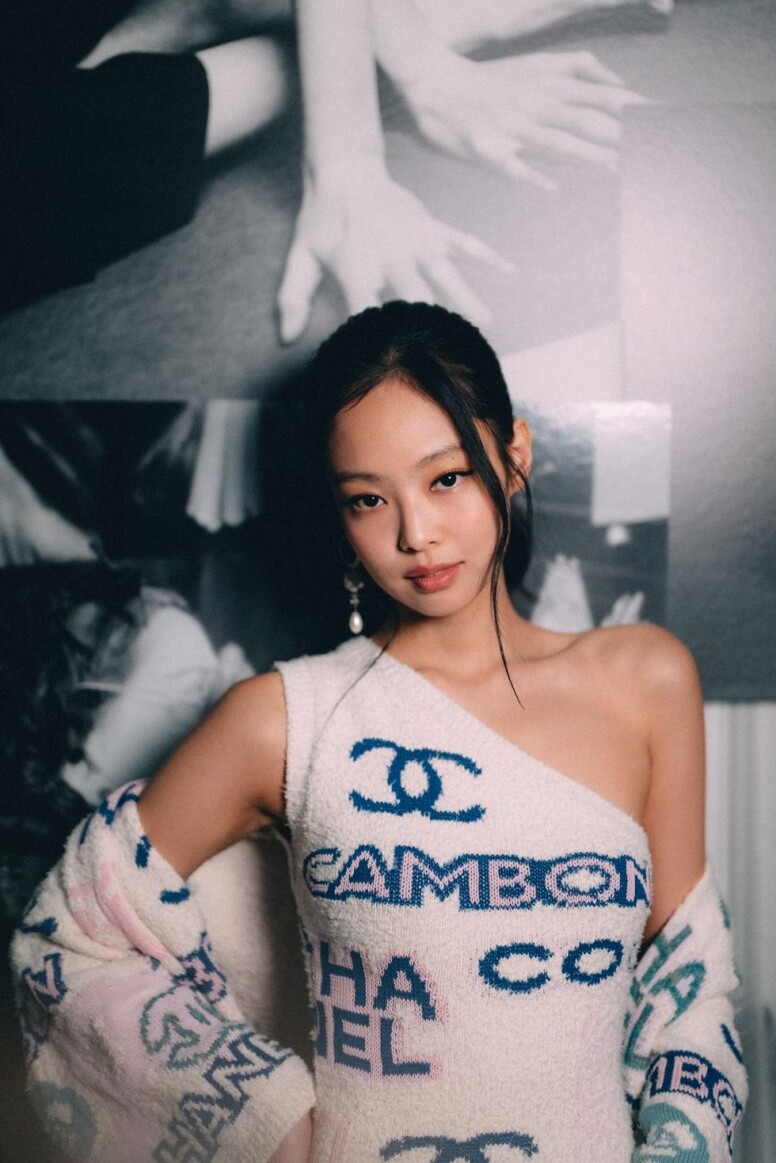 Jennie 巴黎時裝週穿搭：斜肩印花連身裙＋針織衫