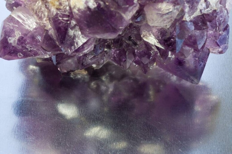 水晶功效與真偽辨別指南！如何在家用簡單工具辨別紫水晶真假？