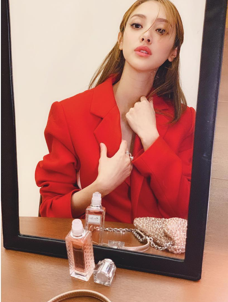 靈性型酒紅色或豆沙紅色，十分適合「藍(B)色靈性型」女生，再加上「霧面唇妝