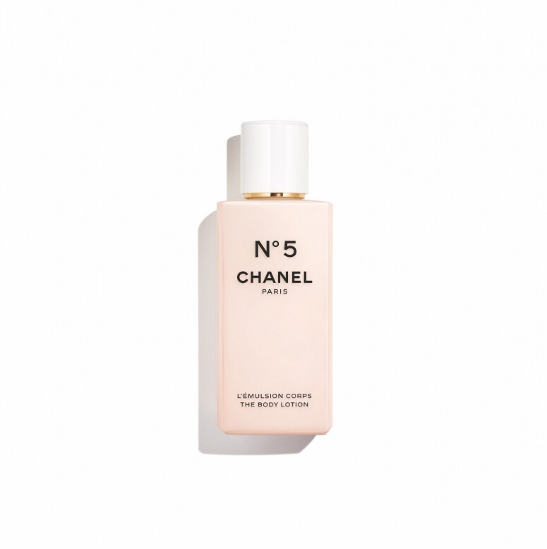 CHANEL將 N°5 無以名狀的芬芳昇華，為大家帶來全新N°5身體柔膚乳液，富含