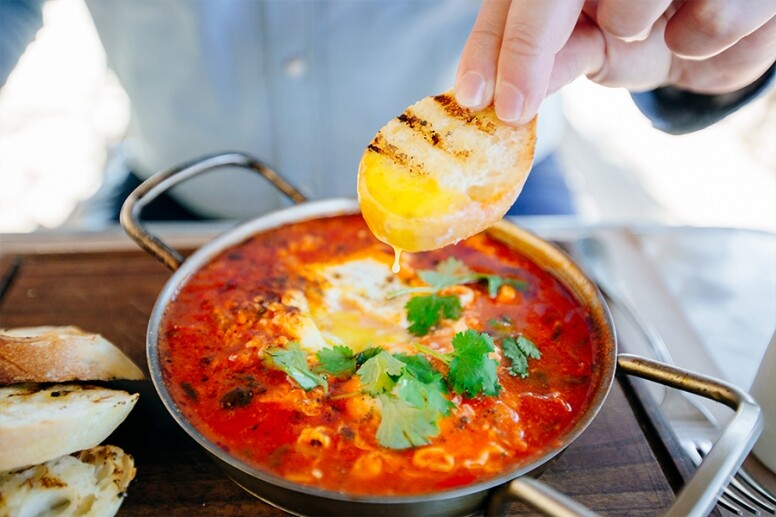 日常經常進食味甘或辛辣的食物、心情鬰結、不注意保暖等等，都比較容易