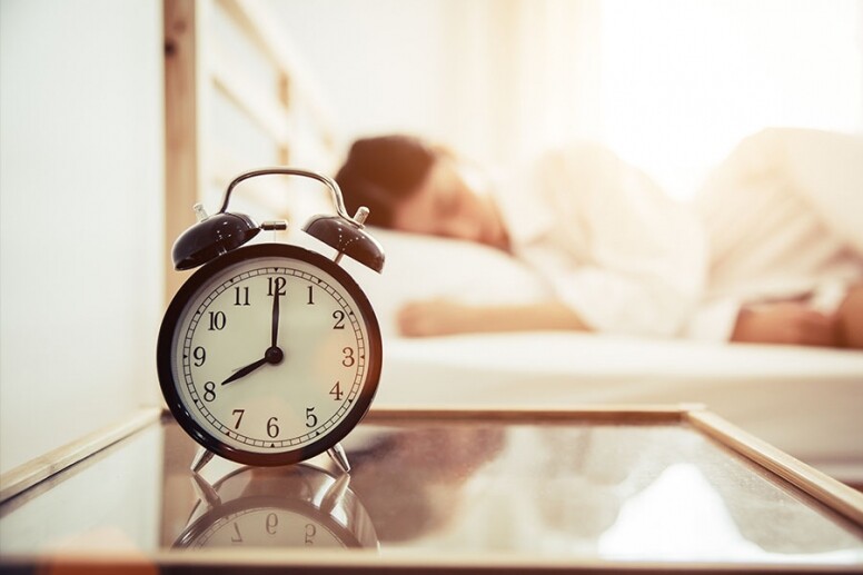 要解決因熬夜而出現的水腫問題，最根本的做法當然是早點睡。除了改變
