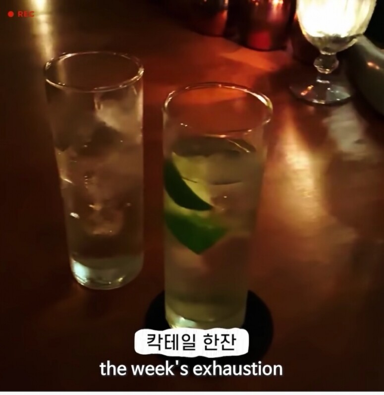 早餐：半碗乳酪加燕麥配香蕉午餐：生菜沙律、烤蔬菜晚餐：Cocktail 一杯