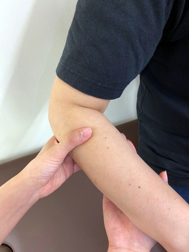 如果受網球肘困擾的媽媽可以通過熱力刺激穴位：用熱敷的方式刺激手