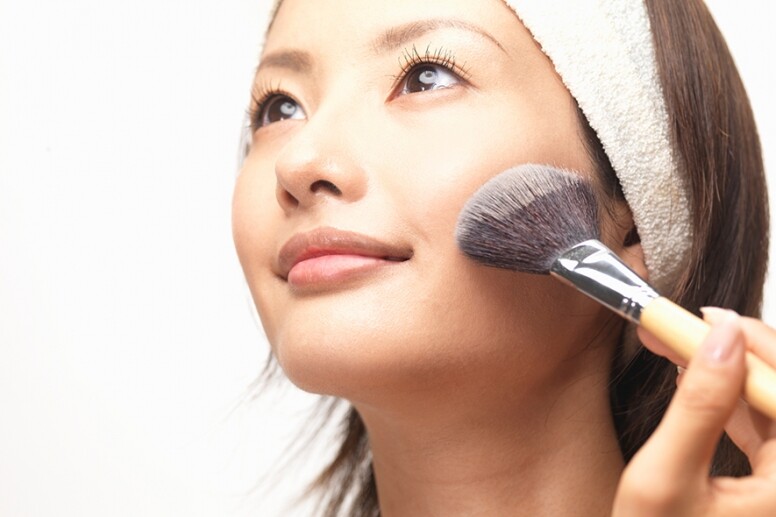 定妝噴霧的主要用法當然是要定妝！今次跟大家介紹的「 三文治定妝法」，主