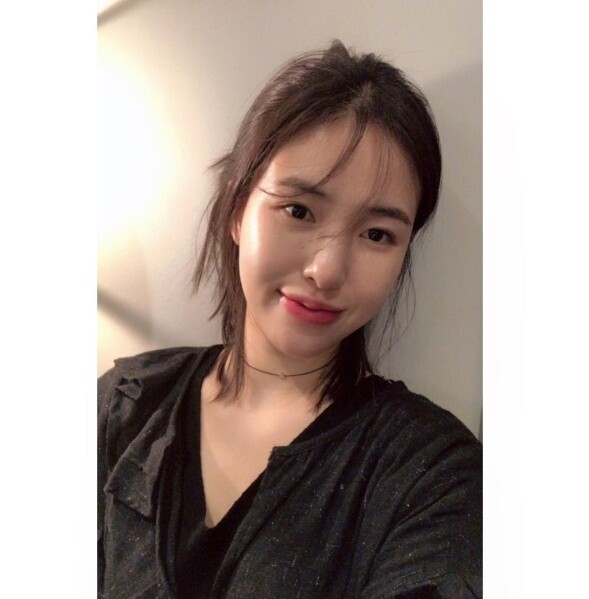就是標準的不是長髮也不是短髮，她的中長髮造型，風格偏隨意。由簡單到