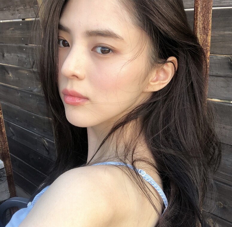 韓素希亦曾提到，她本身其實並不太注重遮瑕部分，除了她的肌膚底子本