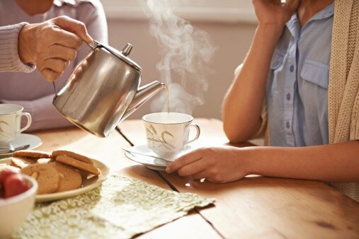 咖啡、茶，當中均含有咖啡因、茶鹼等這些利尿的主要因子。而茶中的茶多酚