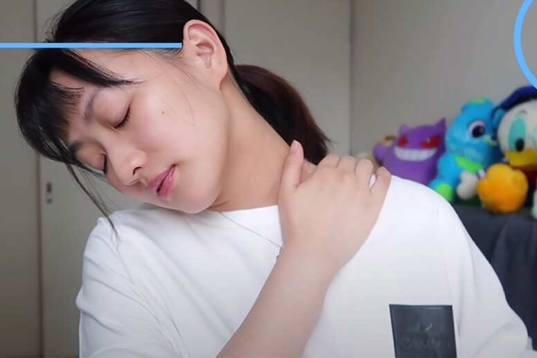 淚溝按摩技巧：活動肩膊作熱身