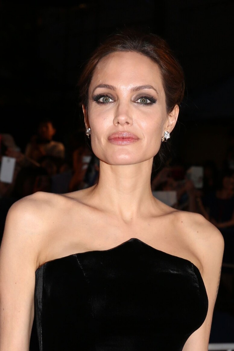 Angelina Jolie 在2014年經常以這樣的妝容亮相，在參加《黑魔女：沉睡魔咒》 的日本首映