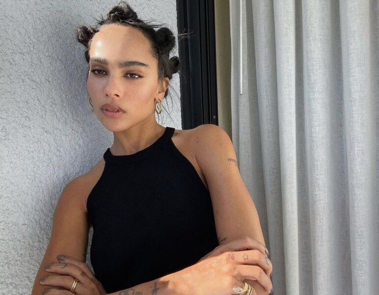 洗完澡後Zoë Kravitz最愛塗上椰子油，當中的天然的成分不但解決肌膚乾燥。