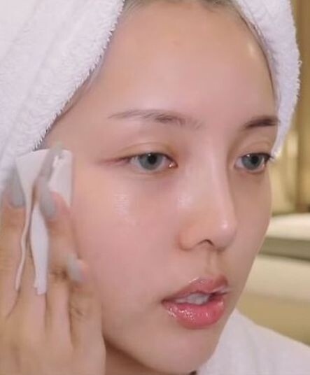 Step 1：用爽膚水沾濕化妝棉，然後輕輕擦拭全臉，透過化妝棉去除肌膚表面