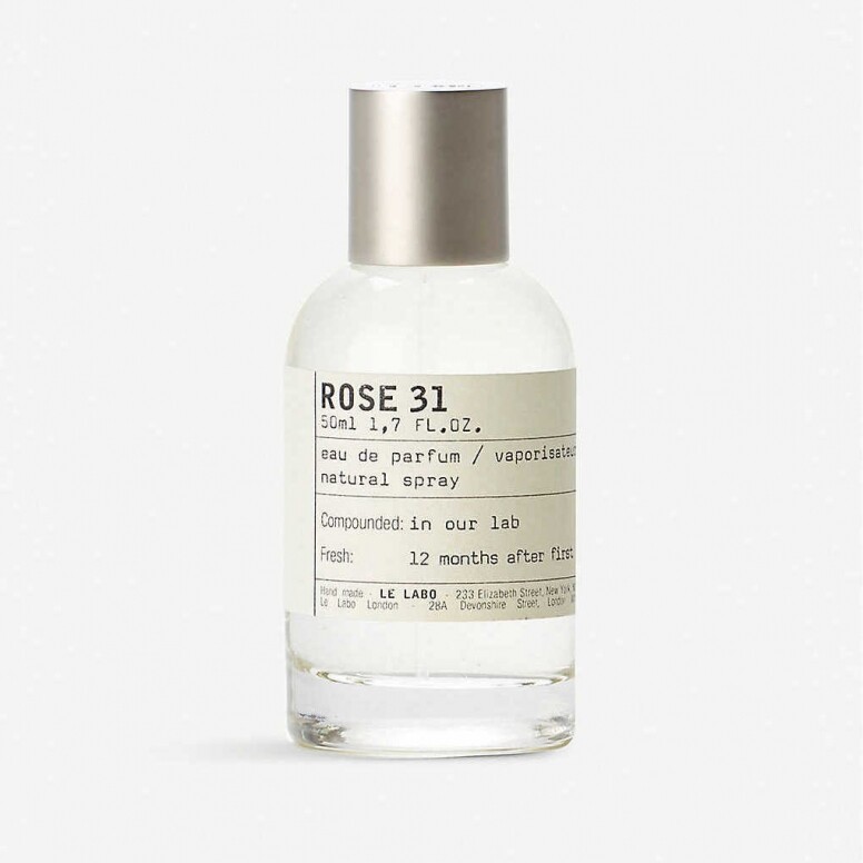 這款中性玫瑰香水蘊含玫瑰原精與玫瑰精油，將以性感與柔美特質聞名