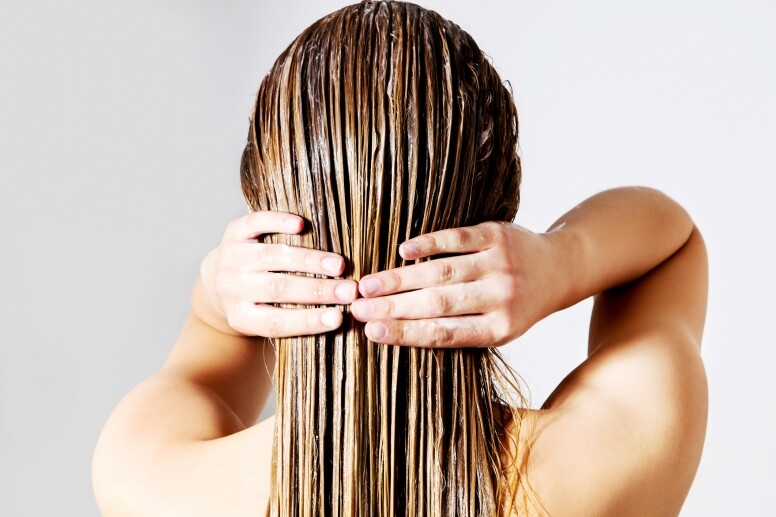 使用護髮素時應在距離髮根約3cm位置開始塗抹，不要接觸頭皮，護髮素