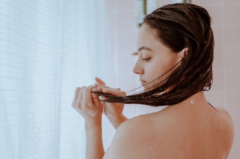 日本知名健康生活情報雜誌《からだにいいこと》指出早上洗頭會導致甩頭髮及令頭髮越