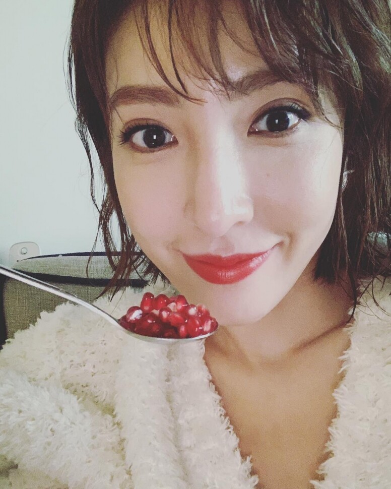 楊謹華的美容養生秘訣莫過於愛吃紅石榴！她曾在社交媒體上載自己吃