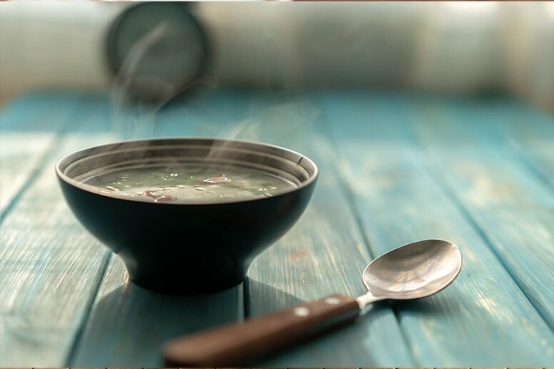 症狀：胸悶不舒，舌淡紅，苔白，脈弦，容易胸肋脹痛，氣機不暢，又稱「肝氣鬱結」，女