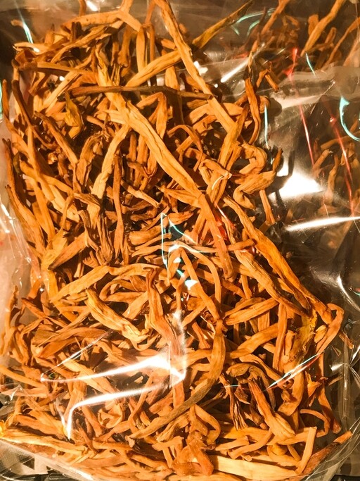解春困必備－金針雲耳湯療效：金針又名忘憂草，清熱疏肝鬱，有效對抗春困