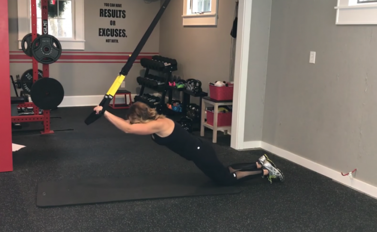 做TRX Roll out時要留意臀部也要一起傾前。除了腹部之外，這個動作手臂和膊