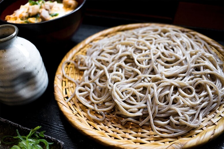 1. 日式蕎麥冷面:一碗蕎麥麵的熱量比白飯少大約三分之一,熱量和脂肪 1. 日式蕎麥冷面:一碗蕎麥麵的熱量比白飯少大約三分之一,熱量和脂肪
