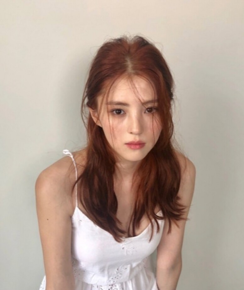 韓素希的眼線是最傳統的眼線畫法，先以灰黑色的crayon眼線筆框出上及下