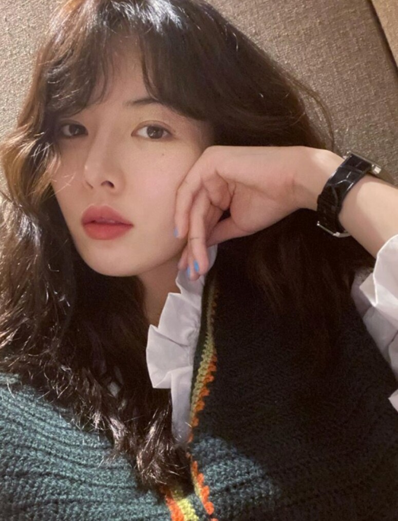 自然淡妝的泫雅，跟台上的濃妝感覺大不同。她本來的膚色已很亮白，只需