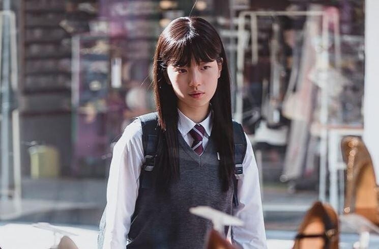 秀智在《安娜》中不僅完美揣摩說謊的人的心態和肢體語言，現年28歲秀智
