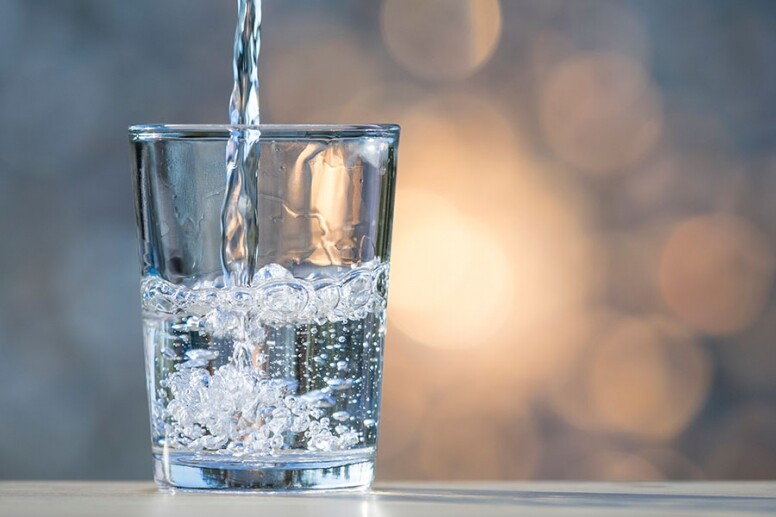 「8 杯水減肥法」首先由一名德國科學家提出，每日在8個固定的時間內，喝