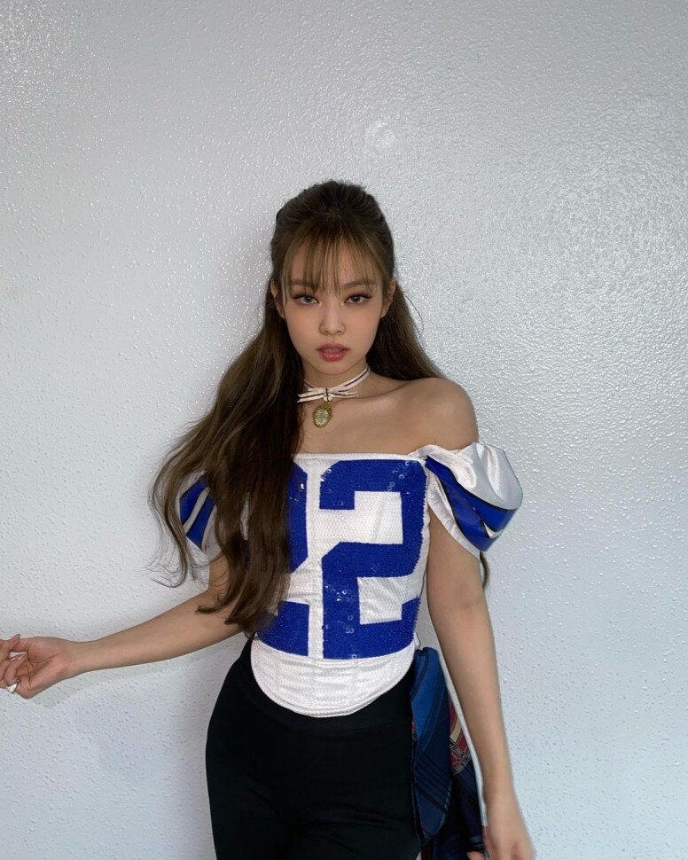 Jennie一直保持中長髮至長髮追型，換上這個金啡色髮色，讓她看起來多添性