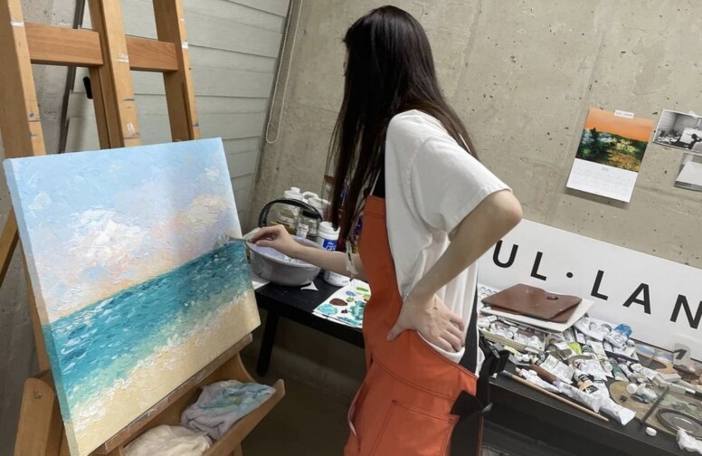 Yura在作為Idol出道前的夢想是當畫家，她畢業於蔚山藝術高中，對藝術繪畫