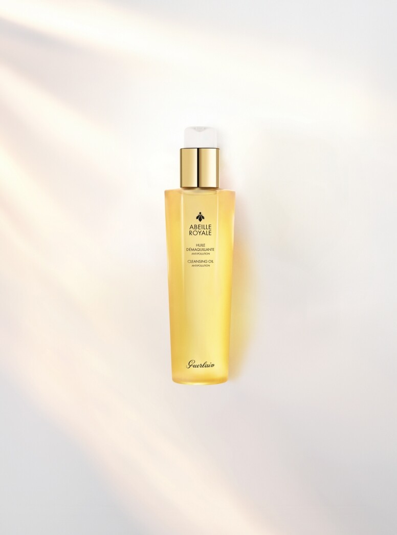 GUERLAIN亦破天荒為系列首度添加卸妝產品－全新殿級蜂皇抗污染潔顏油，獨特