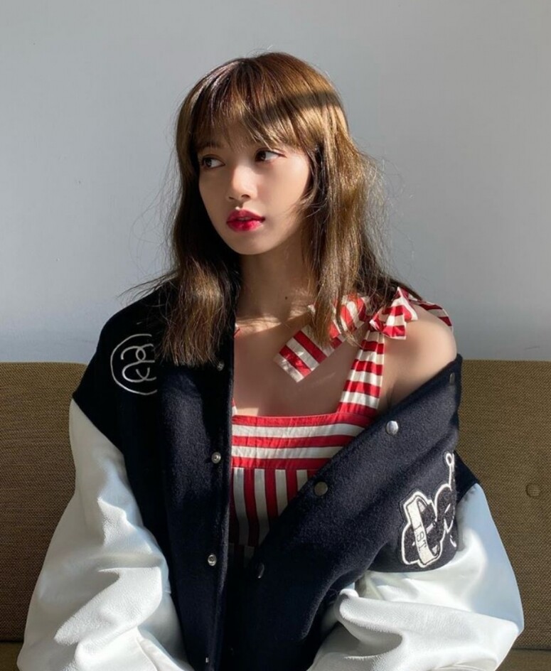 長期及肩中長髮造型的人氣女團Blackpink的Lisa，以跳脫的鬈髮搭配齊瀏海造型