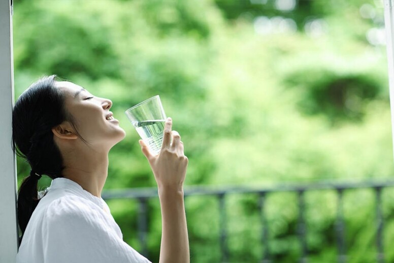 而且當飲水量不足，鹽份更易被鎖在身體，因此要排走體內多餘水分，便需