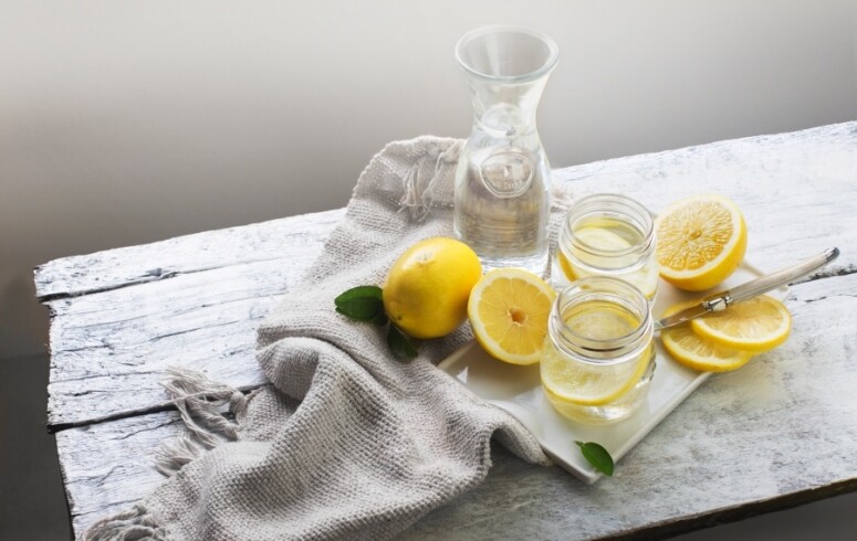 檸檬含鉀，有助消除水腫。檸檬當中的鹼性的有助調整體質酸鹼度，把檸檬
