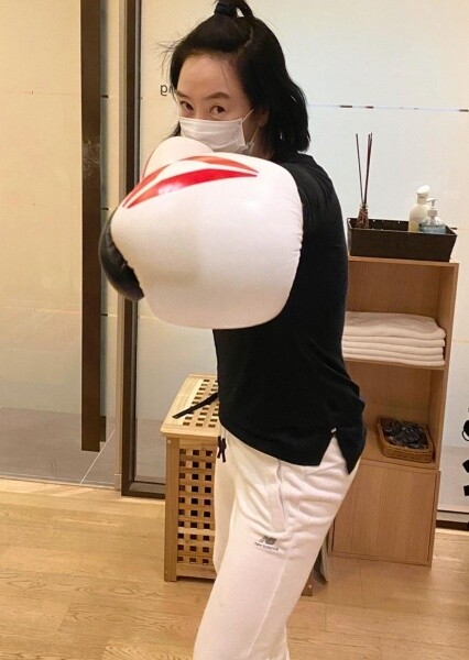 金憓秀曾經在IG分享上拳擊課的打卡照；另外她也愛游泳及水中健身。自