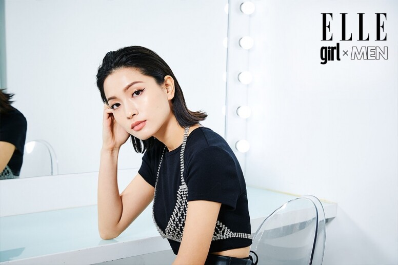 ELLE GIRL - Laura示範於特別約會時可以一試的wet look；另外，在髮尾處以直髮夾稍為