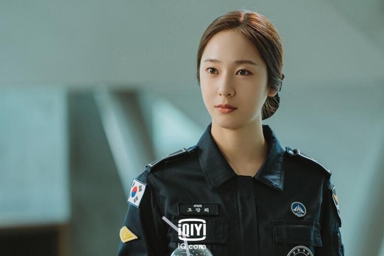 鄭秀晶Krystal這次穿上警察制服，與鄭振永一起飾演警察大學新生，劇中的互