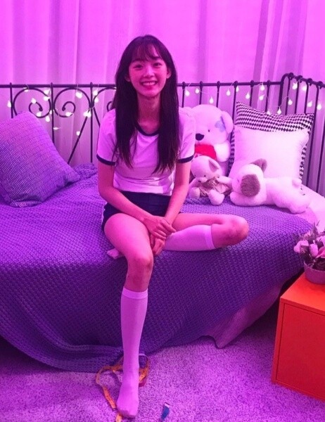 李瑜美，常常在電視劇、電影中飾演少女、高中生角色，穿上校服後仍然毫無