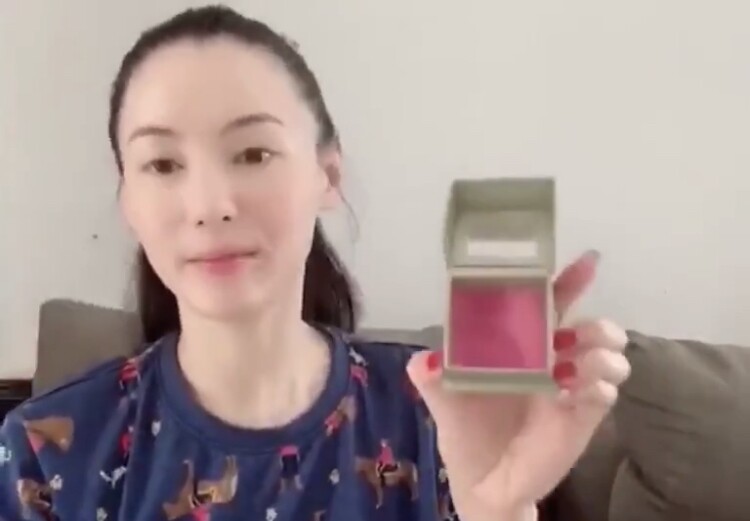 張栢芝懶人妝 5. 睫毛液、胭脂都免了