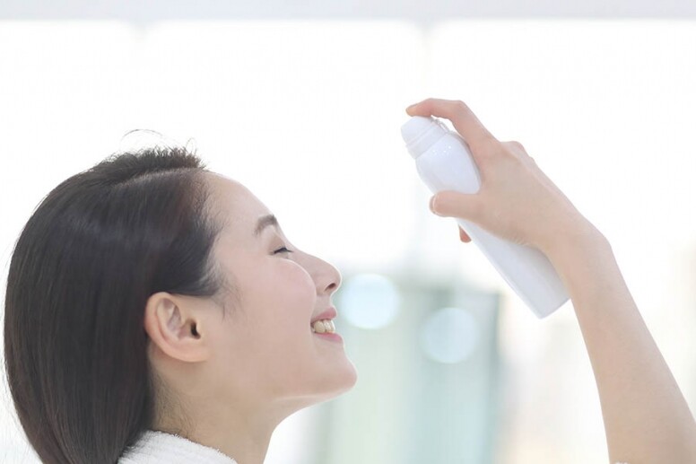 抹去殘留的油脂污垢後,可以先用保濕噴霧為肌膚作即時保濕,由於肌膚 抹去殘留的油脂污垢後,可以先用保濕噴霧為肌膚作即時保濕,由於肌膚