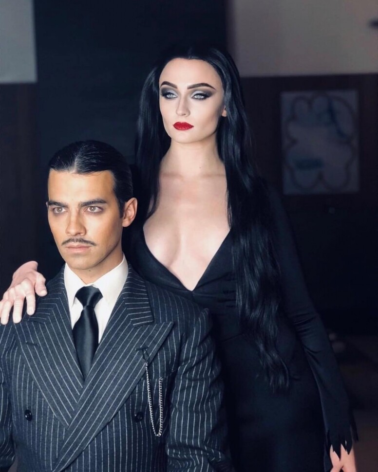 Sophie Turner 大膽穿上超 Deep V 長裙配上冷豔的妝效