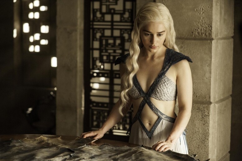 身形嬌小的 Emilia Clarke 雖然沒有長腿