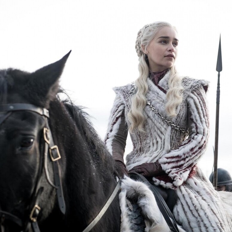 Emilia Clarke 在劇中以一頭白色長鬈髮示人