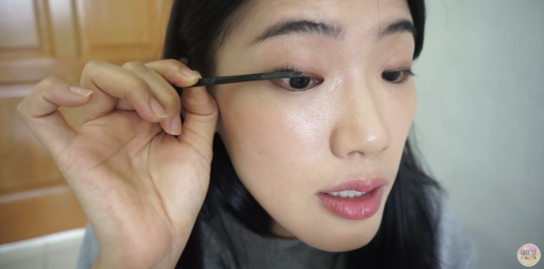 馬來西亞 YouTuber Carol Tan ，用打火機加熱眉毛夾