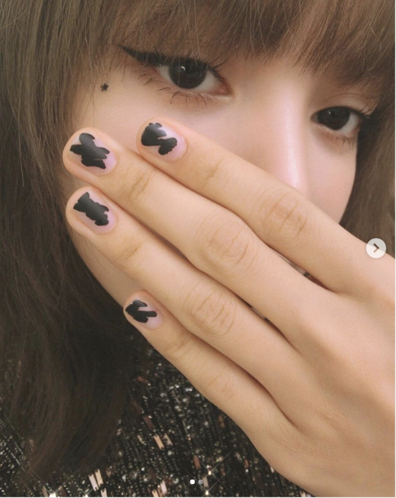 BLACK PINK最受歡迎的成員Lisa的造型,向來都是許多女生的榜樣,最近她換上可 BLACK PINK最受歡迎的成員Lisa的造型,向來都是許多女生的榜樣,最近她換上可