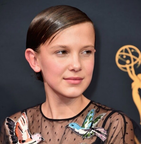 一頭極短髮的Millie Bobby Brown的髮型一直都很多變！她私底下喜歡的街頭隨性捲