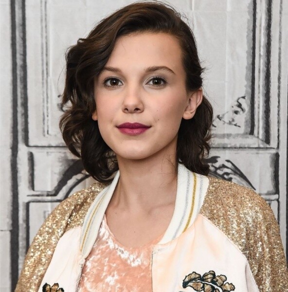 由Millie Bobby Brown的髮型變化可看出她很着迷於經典復古的款式，這款側梳層次