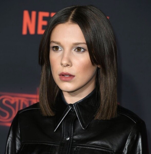 Millie Bobby Brown把頭髮吹直後！以深髮色搭配上無層次的一刀剪髮尾公主切，令整