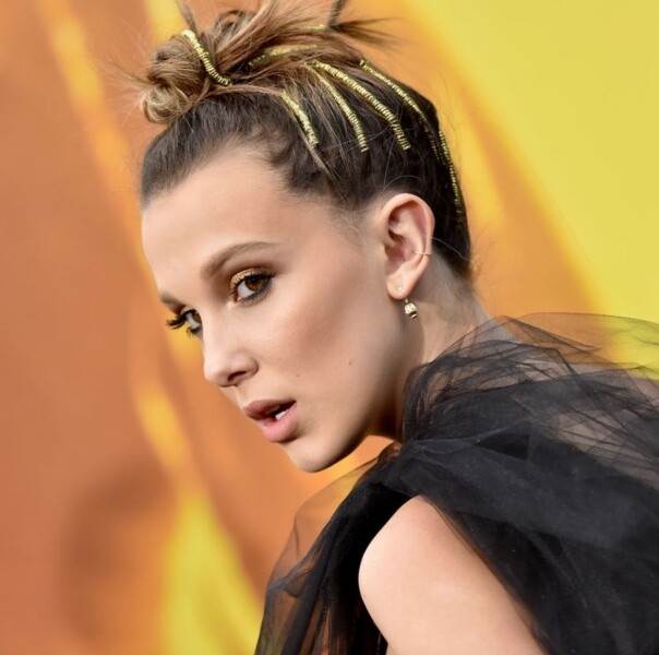 Millie Bobby Brown曾經以頭頂編髮搭配彈弓形髮飾，展現出屬於她的個人風格。