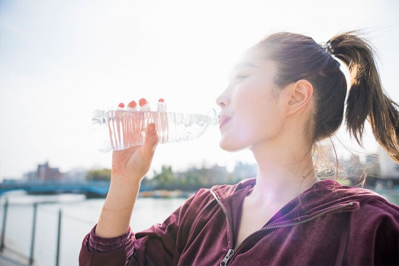 謬誤：飲水多才水腫真相：錯誤。飲足夠水可以維持良好血液循環，也幫助排